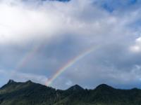 Leicht doppelter Regenbogen morgens über dem Riesenberg bis Zellerhorn